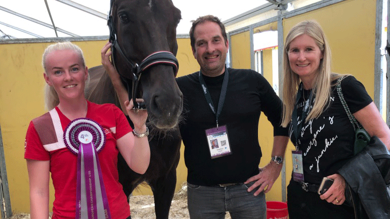 Josefine Hoffmann mit Driver und Dr. Stephan Leser sowie Anita Leser von der Hanseklinik für Pferde, Fotocredit: Hoffmann