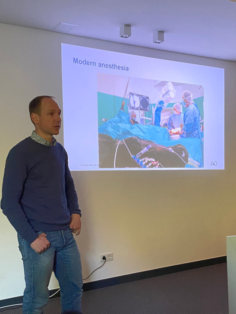 Dr. Olivier Brandenberger trägt zu "Modern aspects of equine fracture treatment" vor.